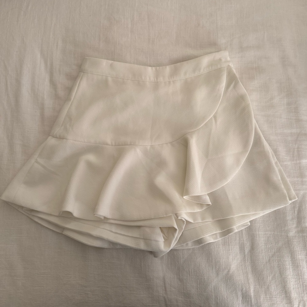 DO+BE white skort, size M